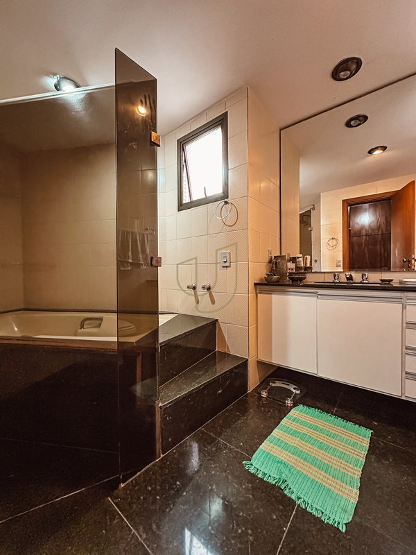 Apartamento com 4 Dormitórios no Edifício Toulon Rua Coronel João Cursino São José dos Campos - 