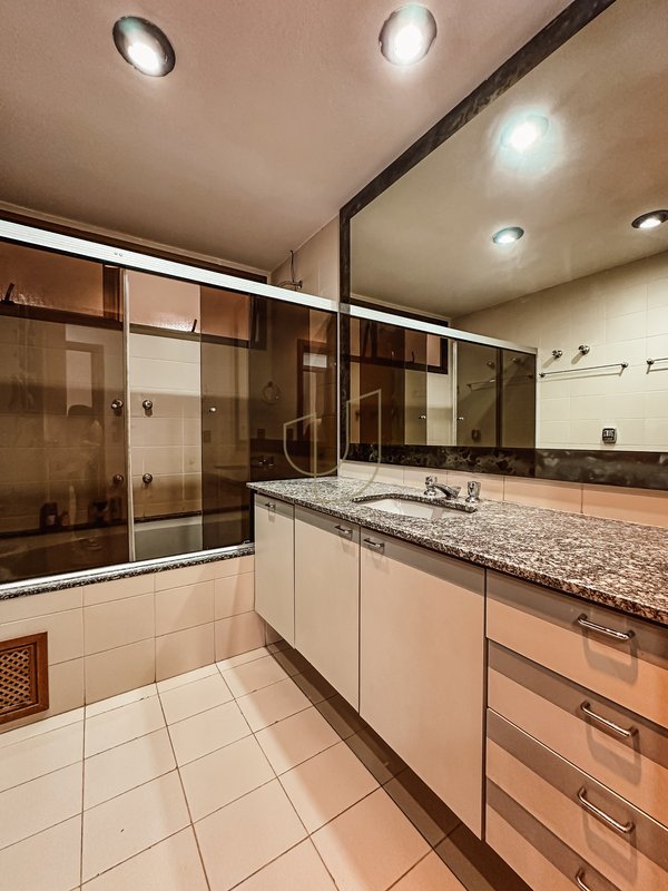 Apartamento com 4 Dormitórios no Edifício Toulon Rua Coronel João Cursino São José dos Campos - 