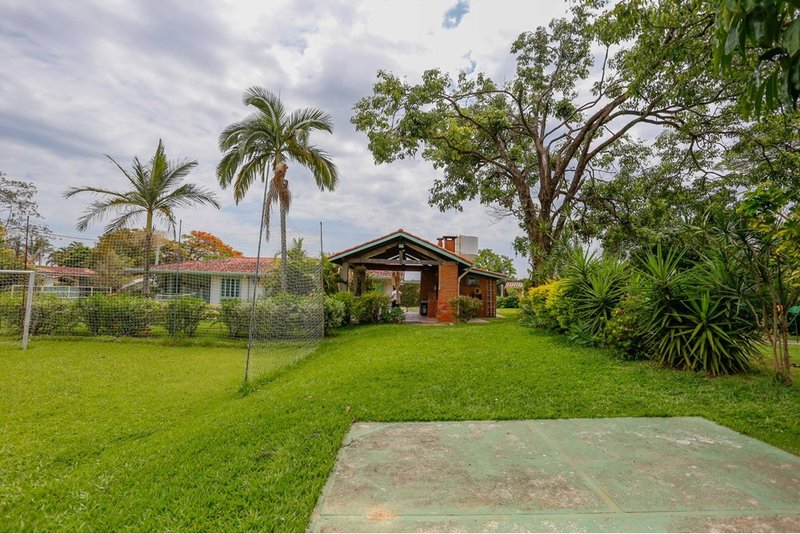 Chacara À Venda, 257m - 3 Dorm. 1 Suite - R$ 1.489.000 - Cond. Chac. 3 Marias - Sorocaba Rua Rosa Molineiro Ventrella Sorocaba - 