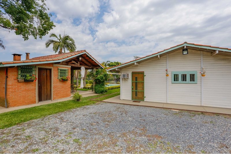 Chacara À Venda, 257m - 3 Dorm. 1 Suite - R$ 1.489.000 - Cond. Chac. 3 Marias - Sorocaba Rua Rosa Molineiro Ventrella Sorocaba - 