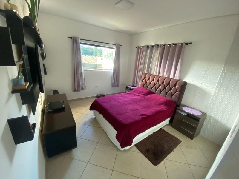 Casa Assobradada com Suíte e Salão de Festas no Residencial Rubi - Mogi das Cruzes - 