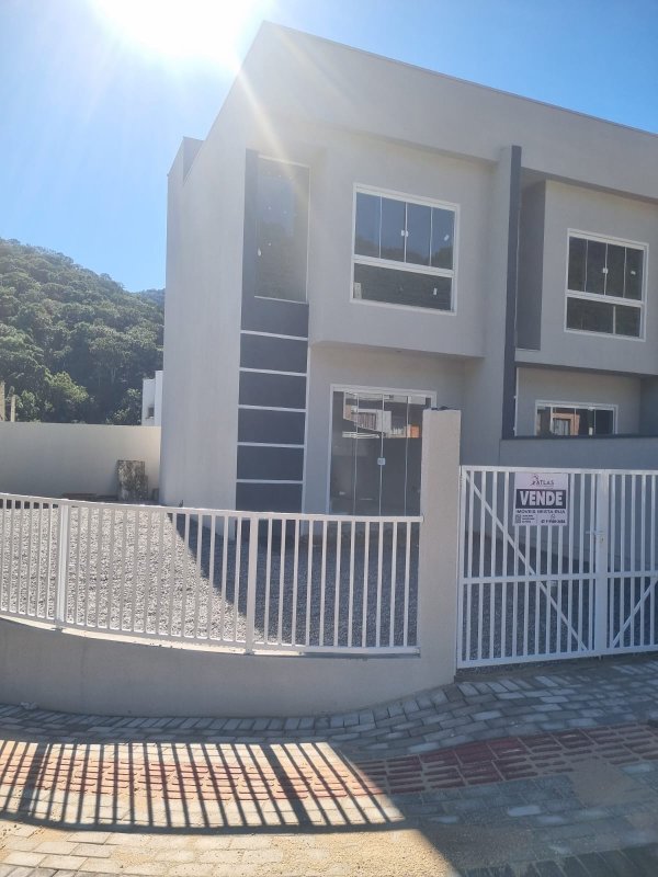 SOBRADO COM 2 SUÍTES  NA LIMEIRA  Brusque - 
