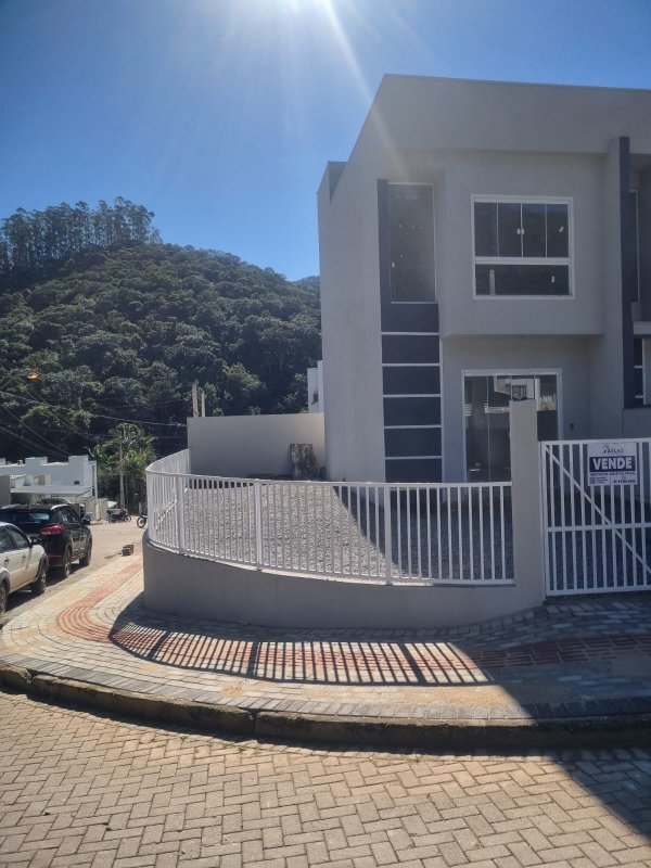 SOBRADO COM 2 SUÍTES  NA LIMEIRA  Brusque - 