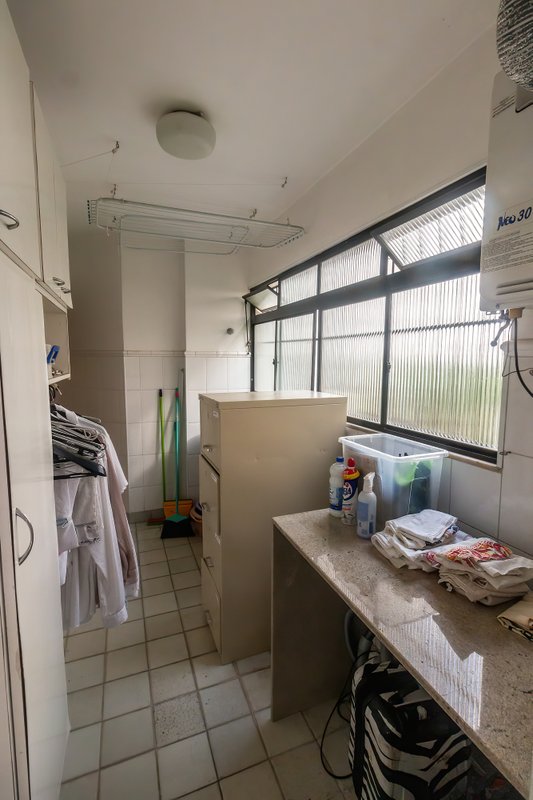 ALUGA-SE APARTAMENTO - 190M2 - 3 SUÍTES - ANDAR BAIXO - VAMOS VISITAR!! Rua Itacema São Paulo - 