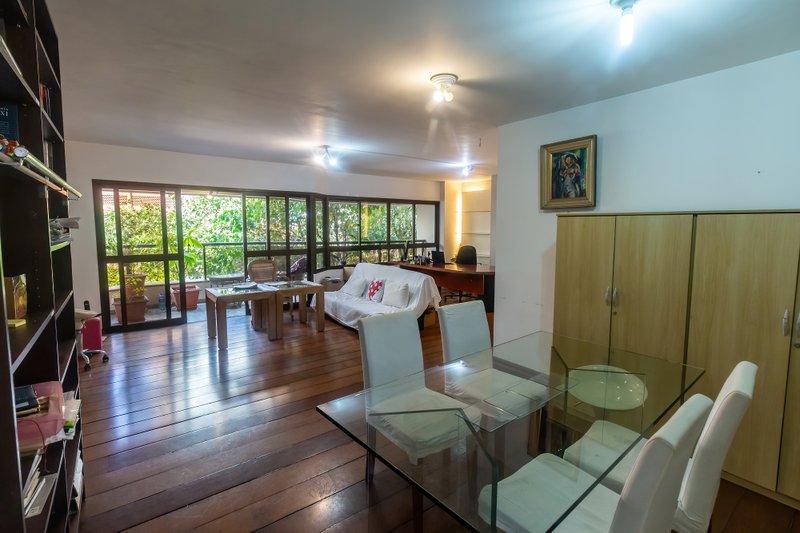 ALUGA-SE APARTAMENTO - 190M2 - 3 SUÍTES - ANDAR BAIXO - VAMOS VISITAR!! Rua Itacema São Paulo - 