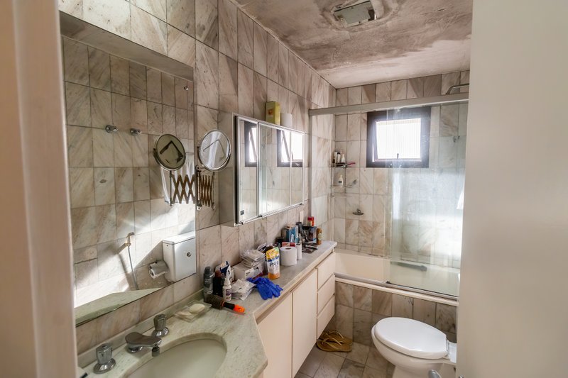 ALUGA-SE APARTAMENTO - 190M2 - 3 SUÍTES - ANDAR BAIXO - VAMOS VISITAR!! Rua Itacema São Paulo - 
