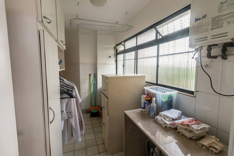 ALUGA-SE APARTAMENTO - 190M2 - 3 SUÍTES - ANDAR BAIXO - VAMOS VISITAR!! Rua Itacema São Paulo - 