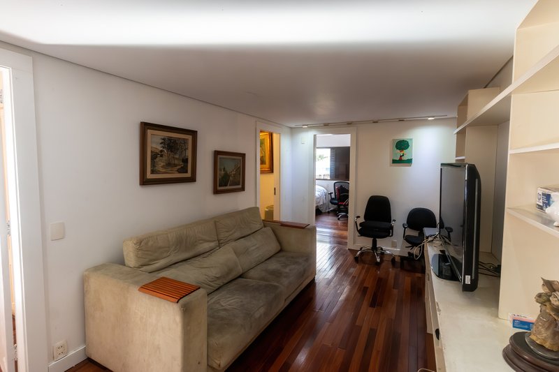 ALUGA-SE APARTAMENTO - 190M2 - 3 SUÍTES - ANDAR BAIXO - VAMOS VISITAR!! Rua Itacema São Paulo - 