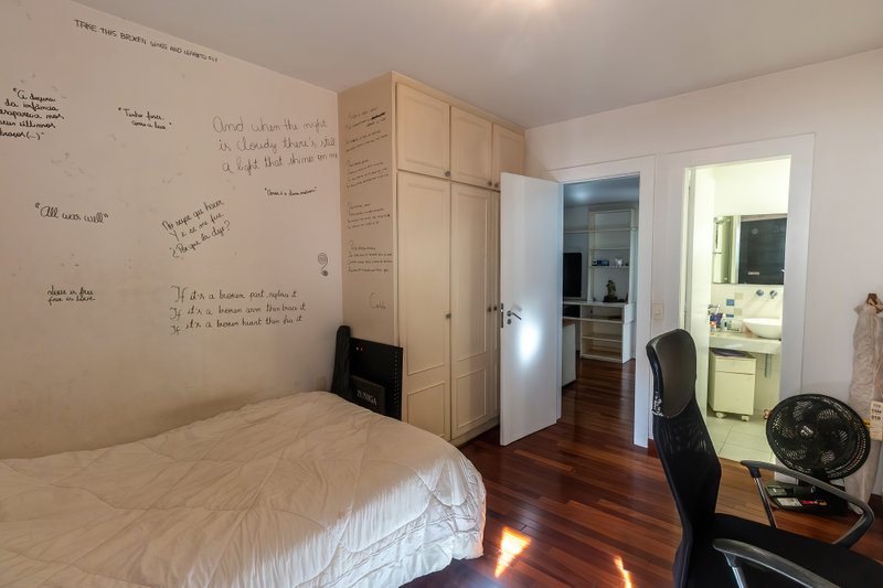 ALUGA-SE APARTAMENTO - 190M2 - 3 SUÍTES - ANDAR BAIXO - VAMOS VISITAR!! Rua Itacema São Paulo - 