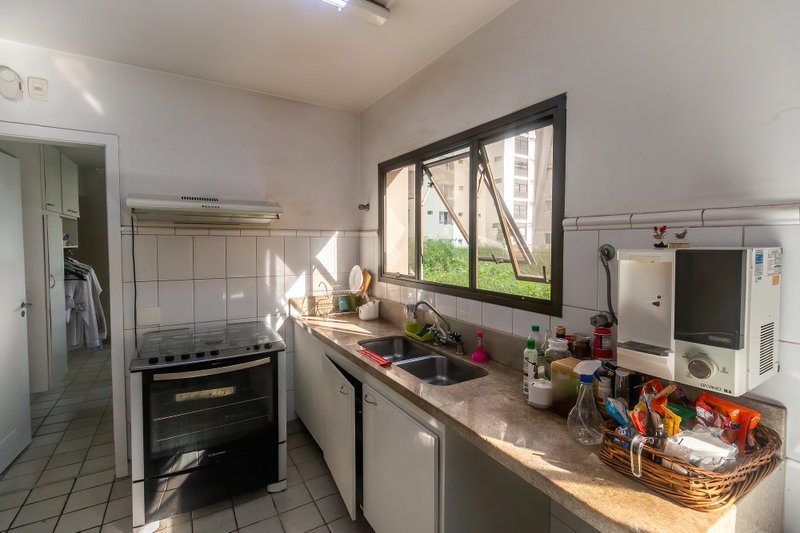ALUGA-SE APARTAMENTO - 190M2 - 3 SUÍTES - ANDAR BAIXO - VAMOS VISITAR!! Rua Itacema São Paulo - 