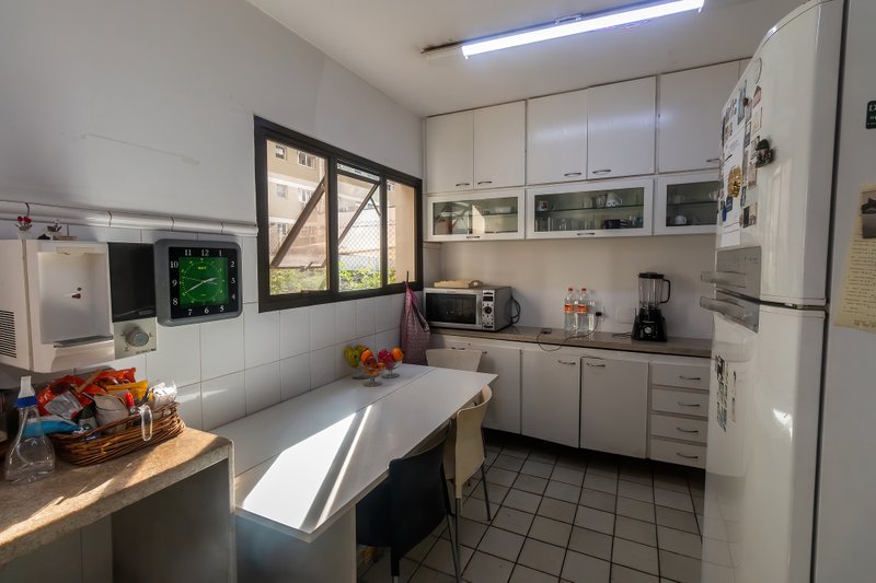 ALUGA-SE APARTAMENTO - 190M2 - 3 SUÍTES - ANDAR BAIXO - VAMOS VISITAR!! Rua Itacema São Paulo - 
