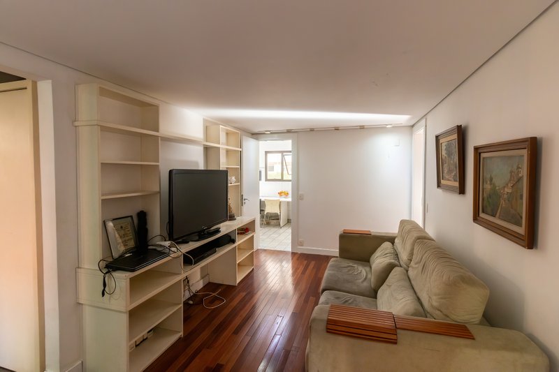 ALUGA-SE APARTAMENTO - 190M2 - 3 SUÍTES - ANDAR BAIXO - VAMOS VISITAR!! Rua Itacema São Paulo - 