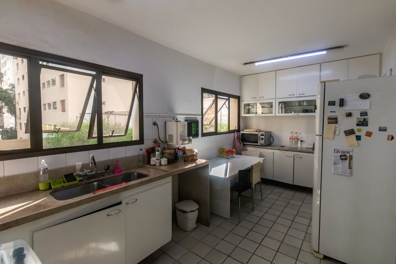 ALUGA-SE APARTAMENTO - 190M2 - 3 SUÍTES - ANDAR BAIXO - VAMOS VISITAR!! Rua Itacema São Paulo - 