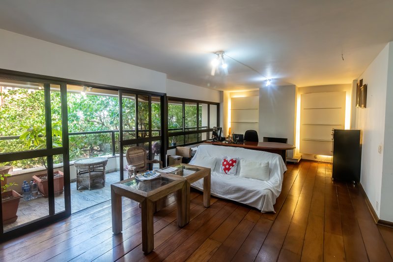 ALUGA-SE APARTAMENTO - 190M2 - 3 SUÍTES - ANDAR BAIXO - VAMOS VISITAR!! Rua Itacema São Paulo - 