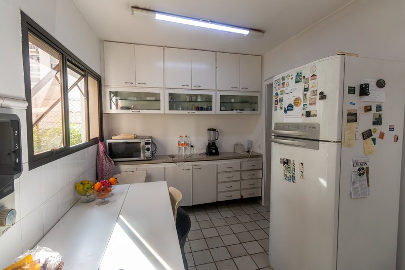 ALUGA-SE APARTAMENTO - 190M2 - 3 SUÍTES - ANDAR BAIXO - VAMOS VISITAR!! Rua Itacema São Paulo - 