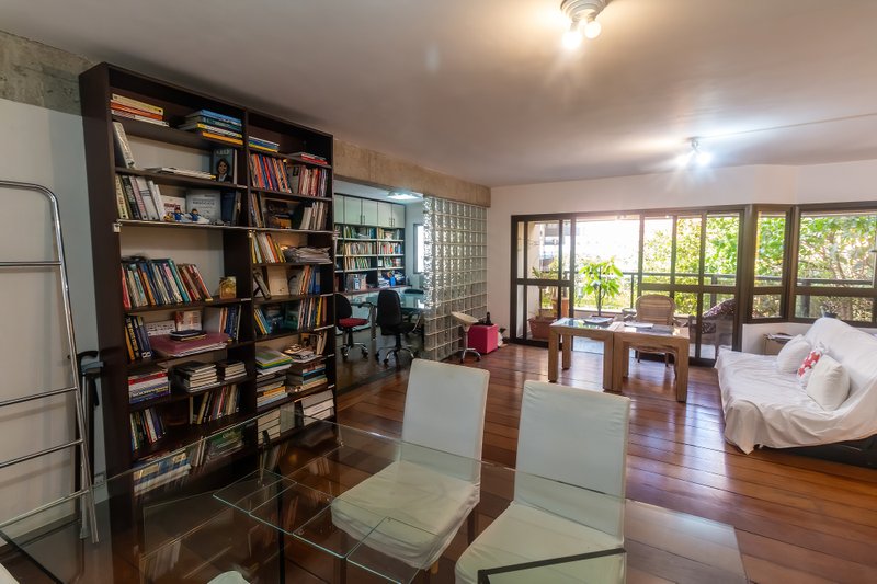 ALUGA-SE APARTAMENTO - 190M2 - 3 SUÍTES - ANDAR BAIXO - VAMOS VISITAR!! Rua Itacema São Paulo - 