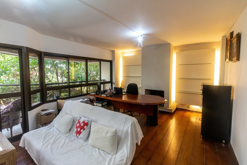 ALUGA-SE APARTAMENTO - 190M2 - 3 SUÍTES - ANDAR BAIXO - VAMOS VISITAR!! Rua Itacema São Paulo - 