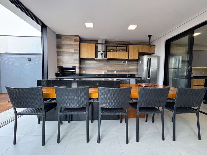 Casa Térrea de Luxo Semi-Mobiliada para Locação no Swiss Park - Campinas Rodovia Anhangüera Campinas - 