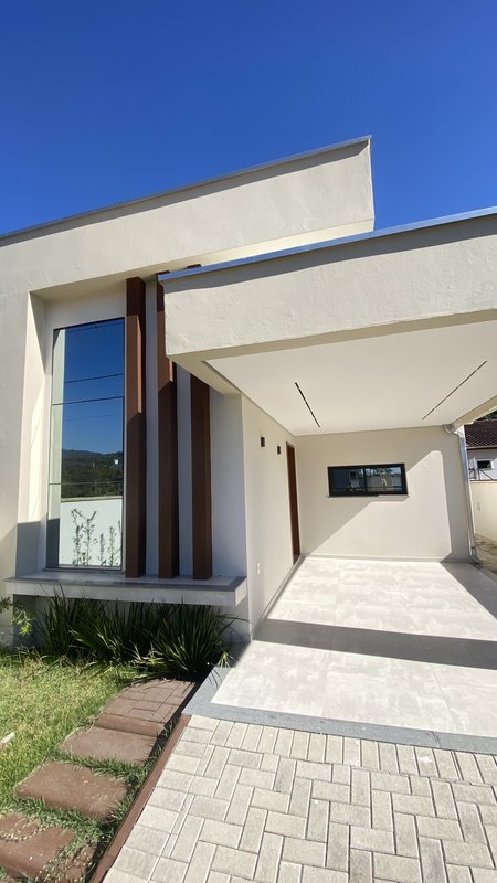 CASA COM 1 SUÍTE MAIS 2 DORMITÓRIOS NA GUABIRUBA SUL - Guabiruba - 