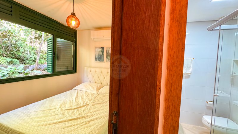 Casa com vista para mata na praia de Barra do Una - À VENDA Estrada Municipal do Una São Sebastião - 