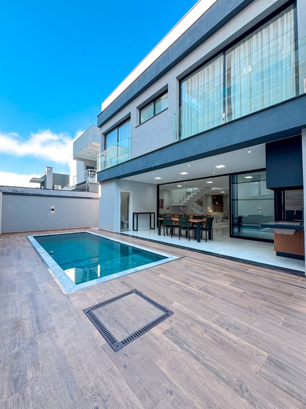 Belíssima casa à venda em condominio totalmente mobiliada Av Renova dos Santos Arujá - 