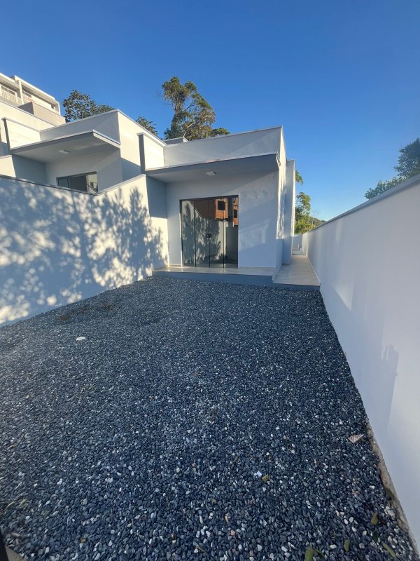 CASA COM 1 SUÍTE MAIS 1 DORMITÓRIO NA LIMEIRA - Brusque - 