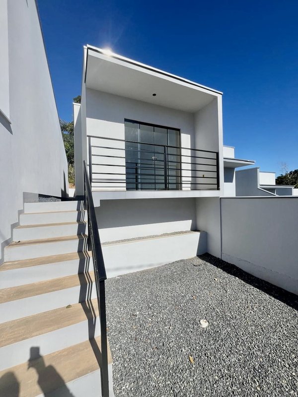 CASA COM 1 SUÍTE MAIS 2 DORMITÓRIO NA LIMEIRA  Brusque - 
