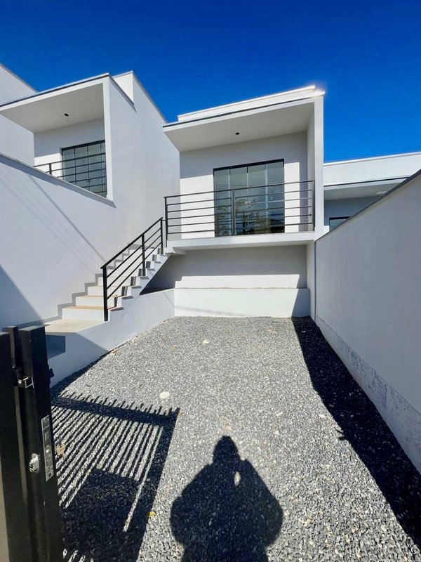 CASA COM 1 SUÍTE MAIS 2 DORMITÓRIO NA LIMEIRA  Brusque - 