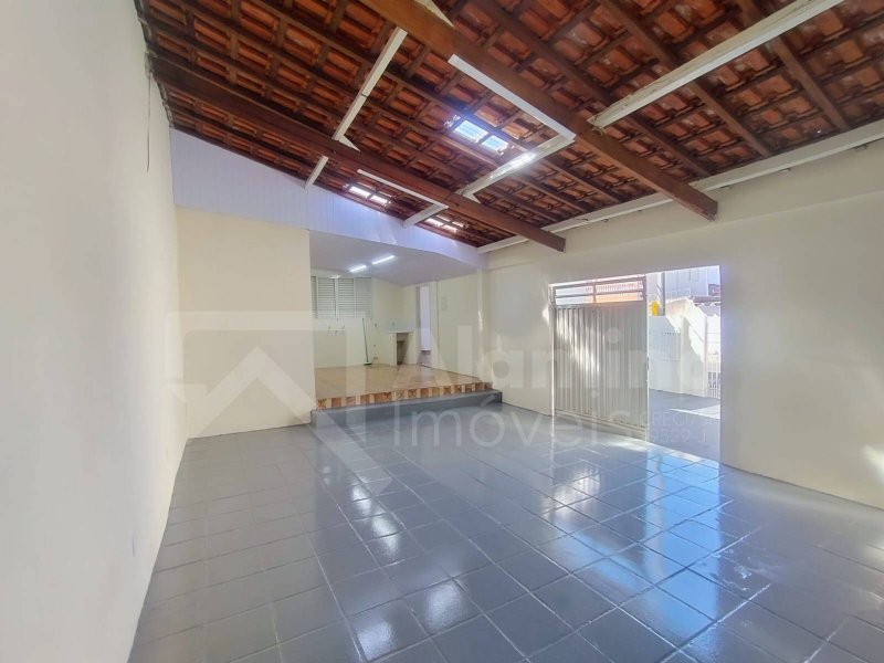 VILA CAMARGO - 2 RESIDÊNCIAS - 1 TÉRREA E 1 NO PRIMEIRO ANDAR - Bauru - 