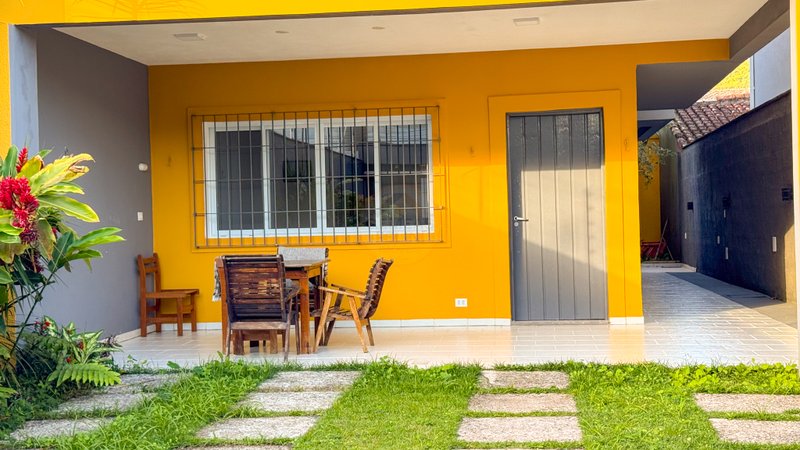 Casa fora de Condomínio na Praia de Juquehy - À VENDA - São Sebastião - 