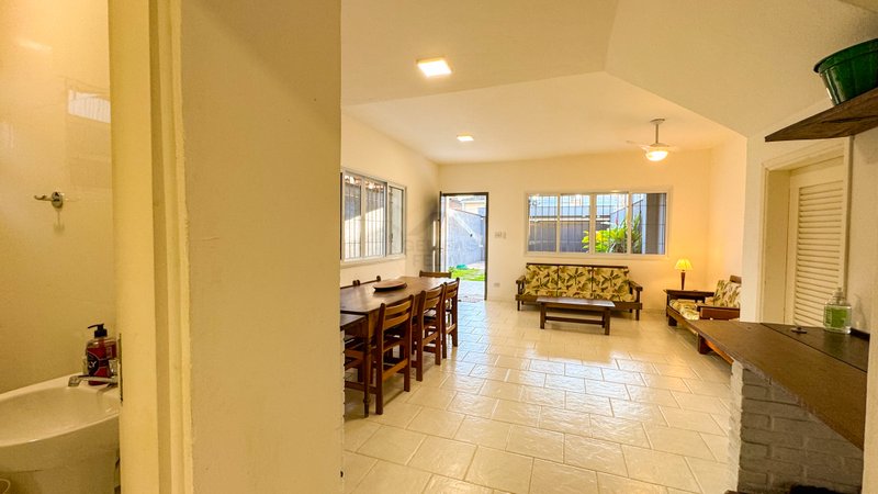 Casa fora de Condomínio na Praia de Juquehy - À VENDA - São Sebastião - 
