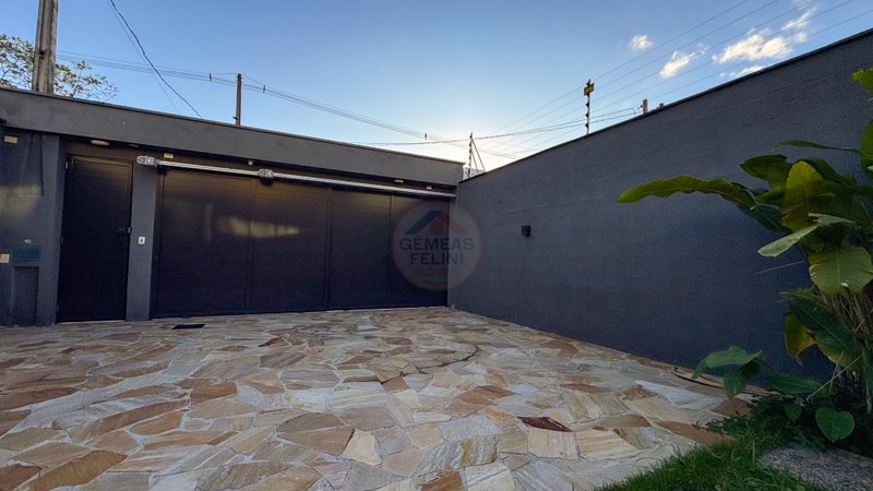 Casa fora de Condomínio na Praia de Juquehy - À VENDA - São Sebastião - 