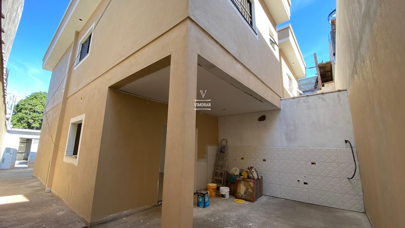 Sobrado 3 dormitórios sendo 1 suíte + 2 vagas de garagem - Itaquaquecetuba - 