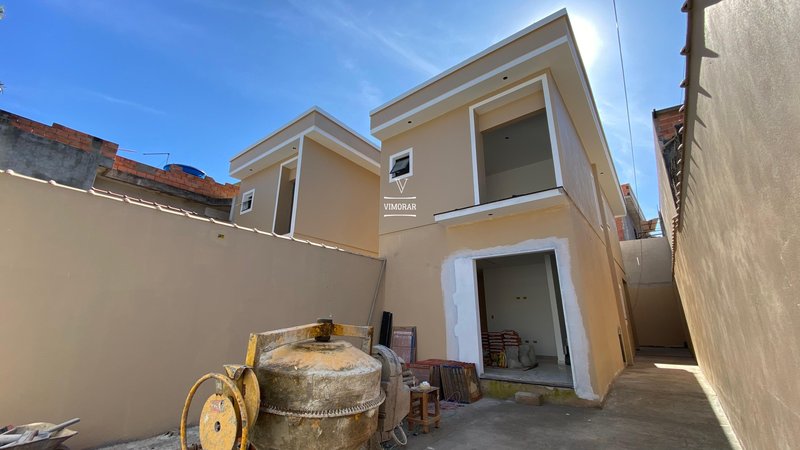 Sobrado 3 dormitórios sendo 1 suíte + 2 vagas de garagem - Itaquaquecetuba - 