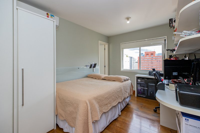 Apartamento 210m² em Moema 3 suítes 3 vagas Rua Juquis São Paulo - 
