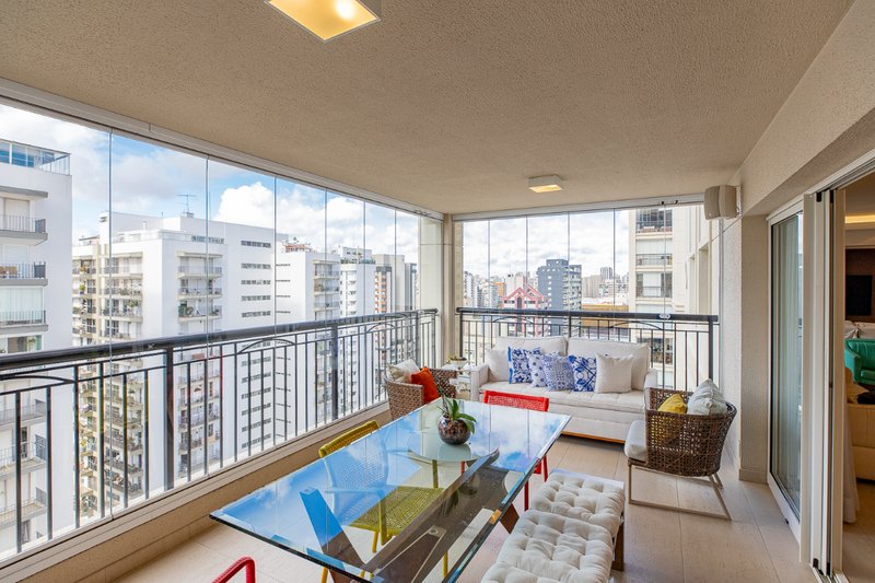 Apartamento 210m² em Moema 3 suítes 3 vagas Rua Juquis São Paulo - 