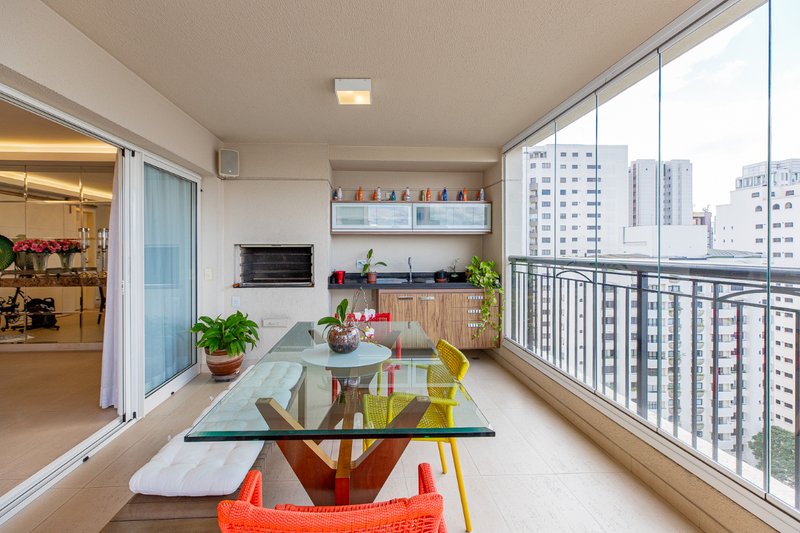 Apartamento 210m² em Moema 3 suítes 3 vagas Rua Juquis São Paulo - 