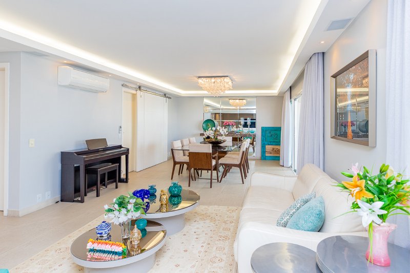 Apartamento 210m² em Moema 3 suítes 3 vagas Rua Juquis São Paulo - 