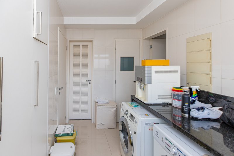 Apartamento 210m² em Moema 3 suítes 3 vagas Rua Juquis São Paulo - 