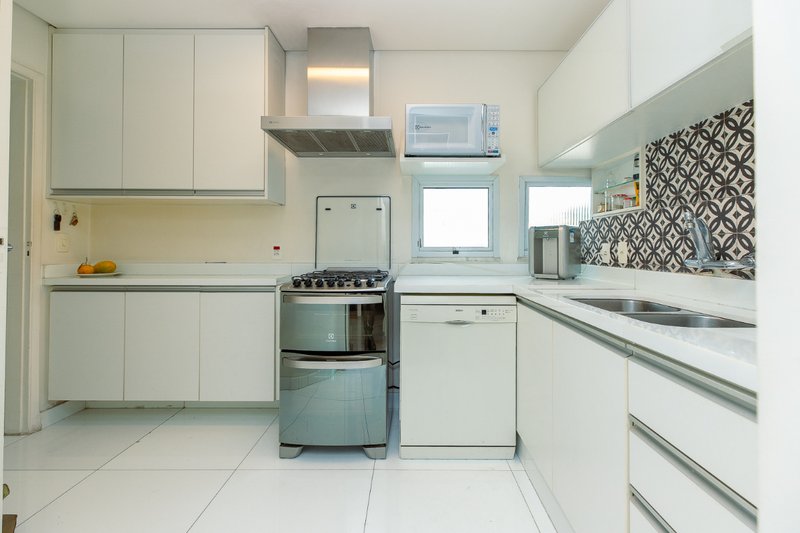 Apartamento 126m² no Jd Europa 2 dorm 1 suíte 1 vaga Rua Hungria São Paulo - 