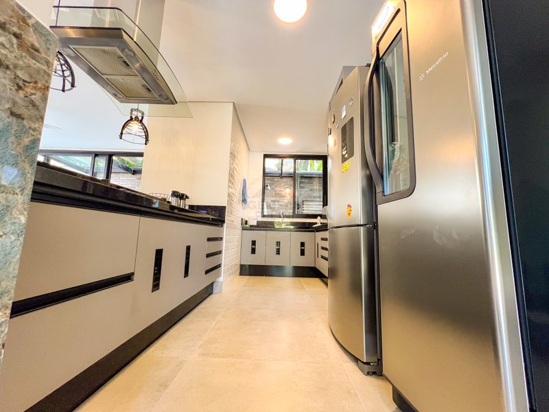 Casa em Condomínio pé na areia na Praia de Juquehy - À VENDA  São Sebastião - 