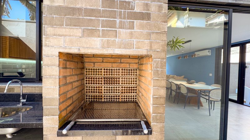 Casa a poucos passos do mar, em Condomínio pé na areia na Praia de Juquehy - À VENDA - São Sebastião - 