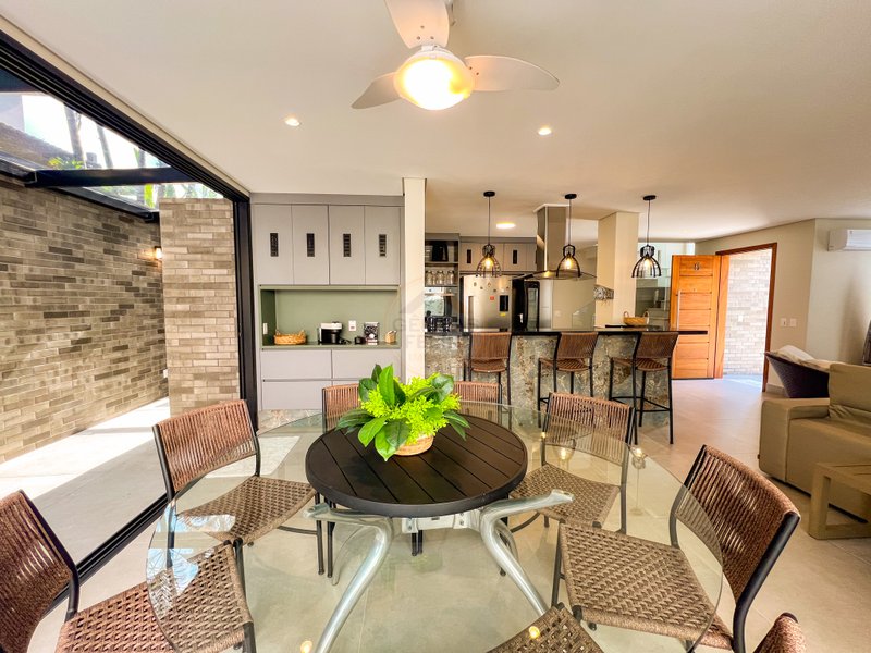 Casa em Condomínio pé na areia na Praia de Juquehy - À VENDA  São Sebastião - 