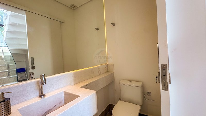 Casa a poucos passos do mar, em Condomínio pé na areia na Praia de Juquehy - À VENDA - São Sebastião - 