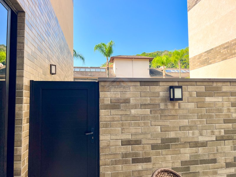 Casa em Condomínio pé na areia na Praia de Juquehy - À VENDA  São Sebastião - 