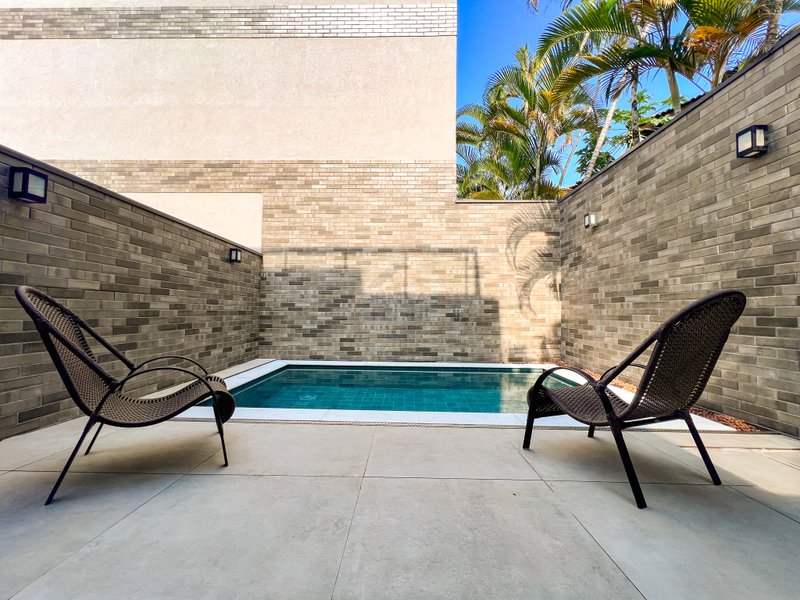 Casa em Condomínio pé na areia na Praia de Juquehy - À VENDA  São Sebastião - 