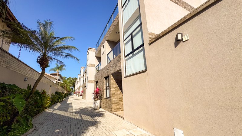 Casa a poucos passos do mar, em Condomínio pé na areia na Praia de Juquehy - À VENDA - São Sebastião - 