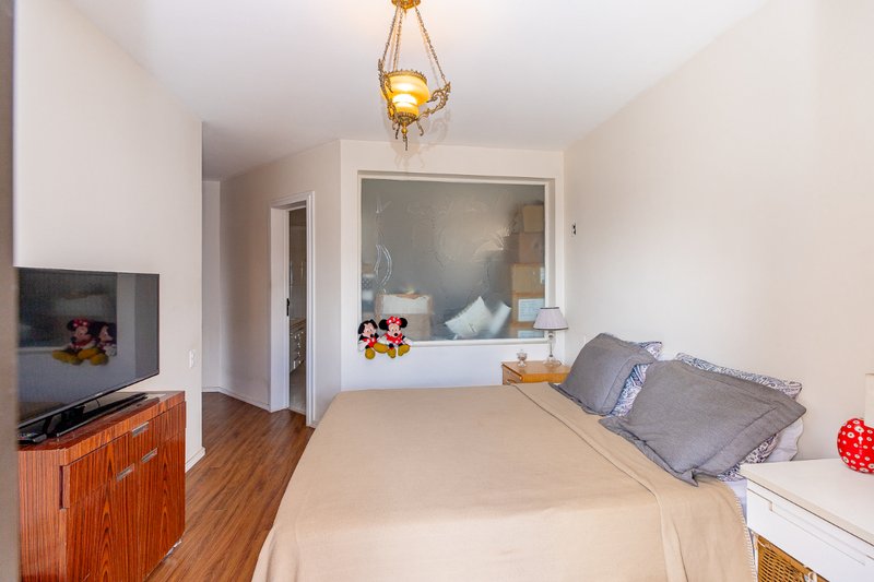 Apartamento 194m² na Chácara Santo Antônio 4 dorm 3 suítes 4 vagas Rua Fernandes Moreira São Paulo - 
