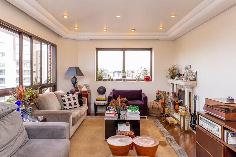 Apartamento 194m² na Chácara Santo Antônio 4 dorm 3 suítes 4 vagas Rua Fernandes Moreira São Paulo - 
