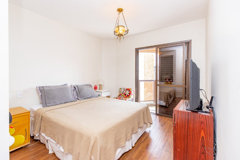 Apartamento 194m² na Chácara Santo Antônio 4 dorm 3 suítes 4 vagas Rua Fernandes Moreira São Paulo - 